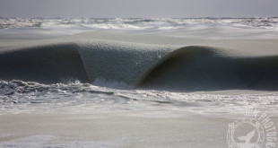 Le onde congelate. Le foto incredibili di un surfista