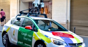 Passa l’auto di Google Maps e si cala i pantaloni. Tutto mondo guarda il suo didietro