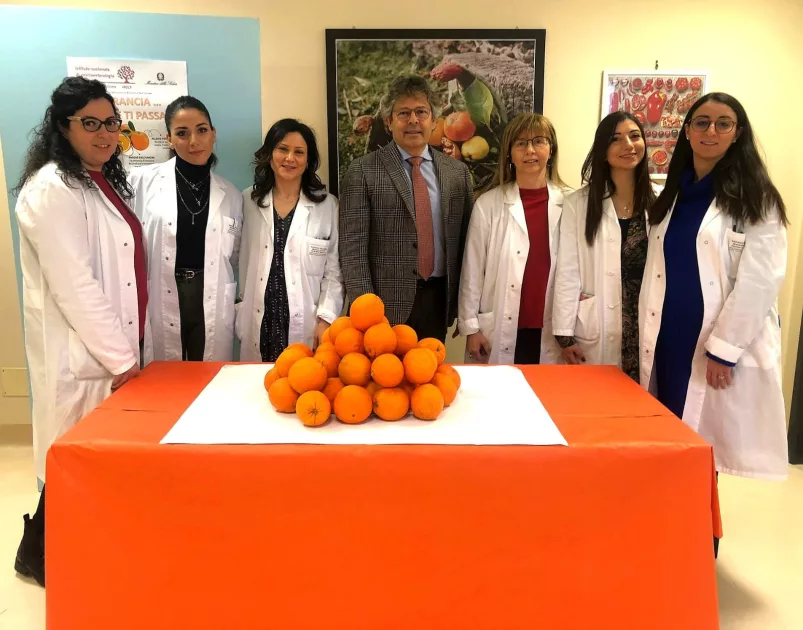 FOTO PROF. GIANNELLI CON GRUPPO RICERCATRICI DEL CENTRO NUTRIZIONE CLINICA